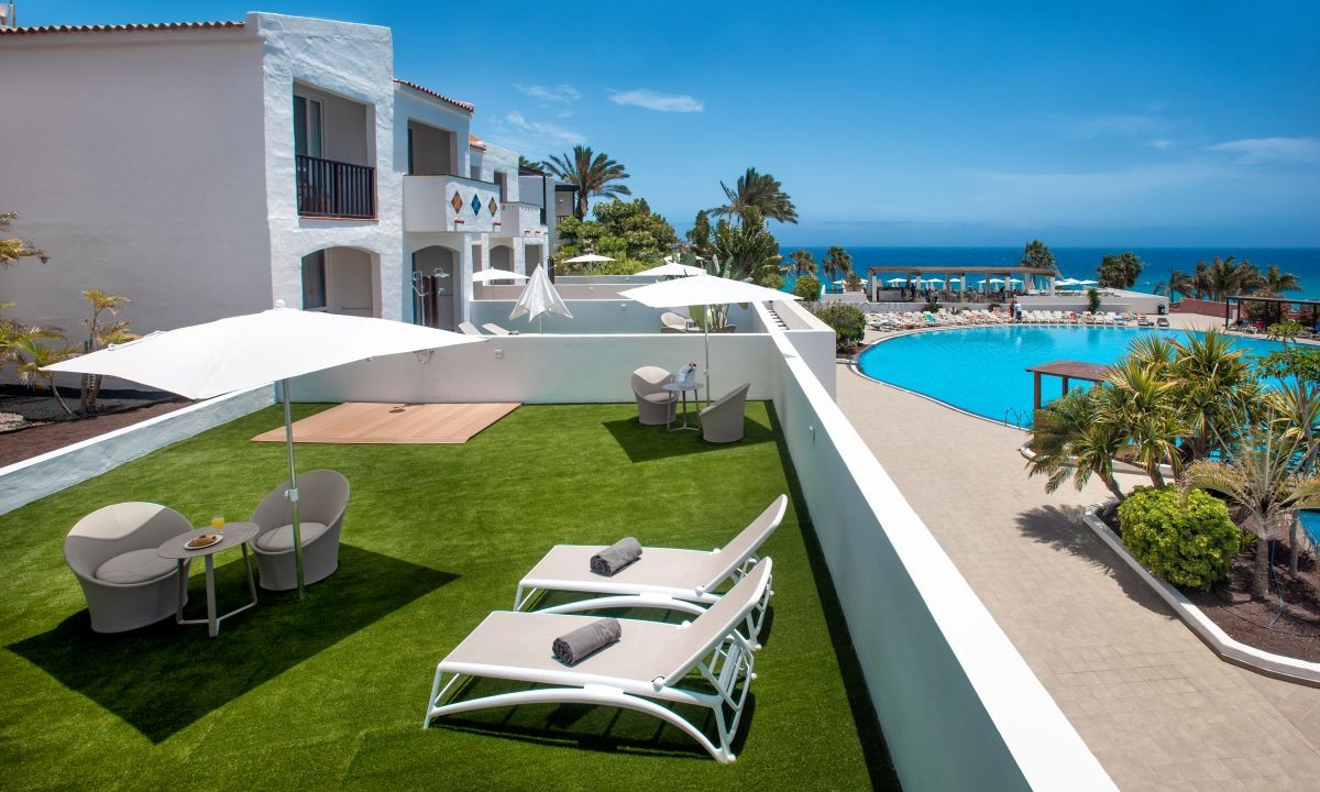 Terrasse mit seitlichem Meerblick der Standard Suite im Hotel Fuerteventura Princess