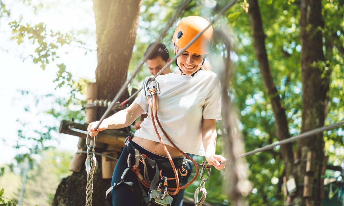 hombre y mujer en tirolina de Bávaro Adventure Park