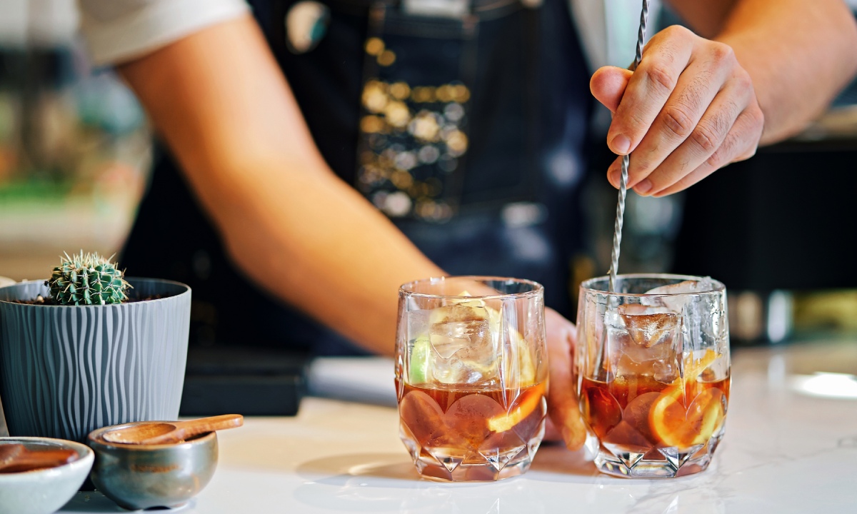 Camarero preparando dos Rum & Ting