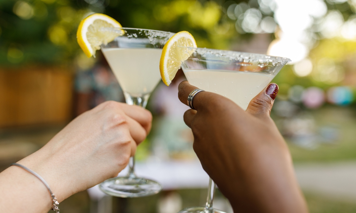 Dos mujeres brindando con cócteles Margarita