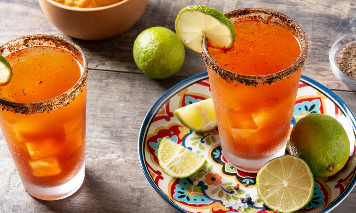 Dos cócteles Michelada
