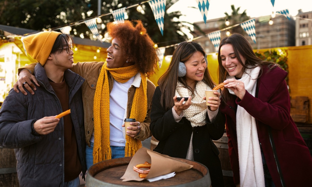 Cuatro amigos tomando chocolate con churros