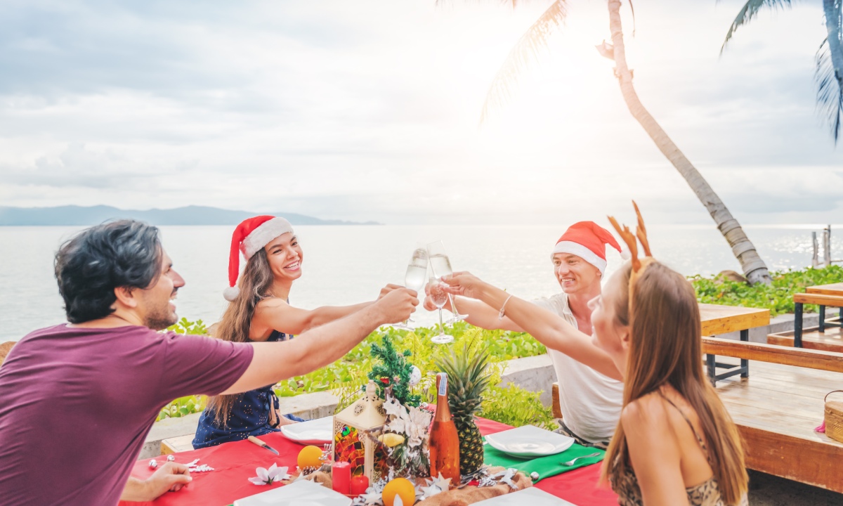 Zwei Männer und zwei Frauen stoßen während des Essens an