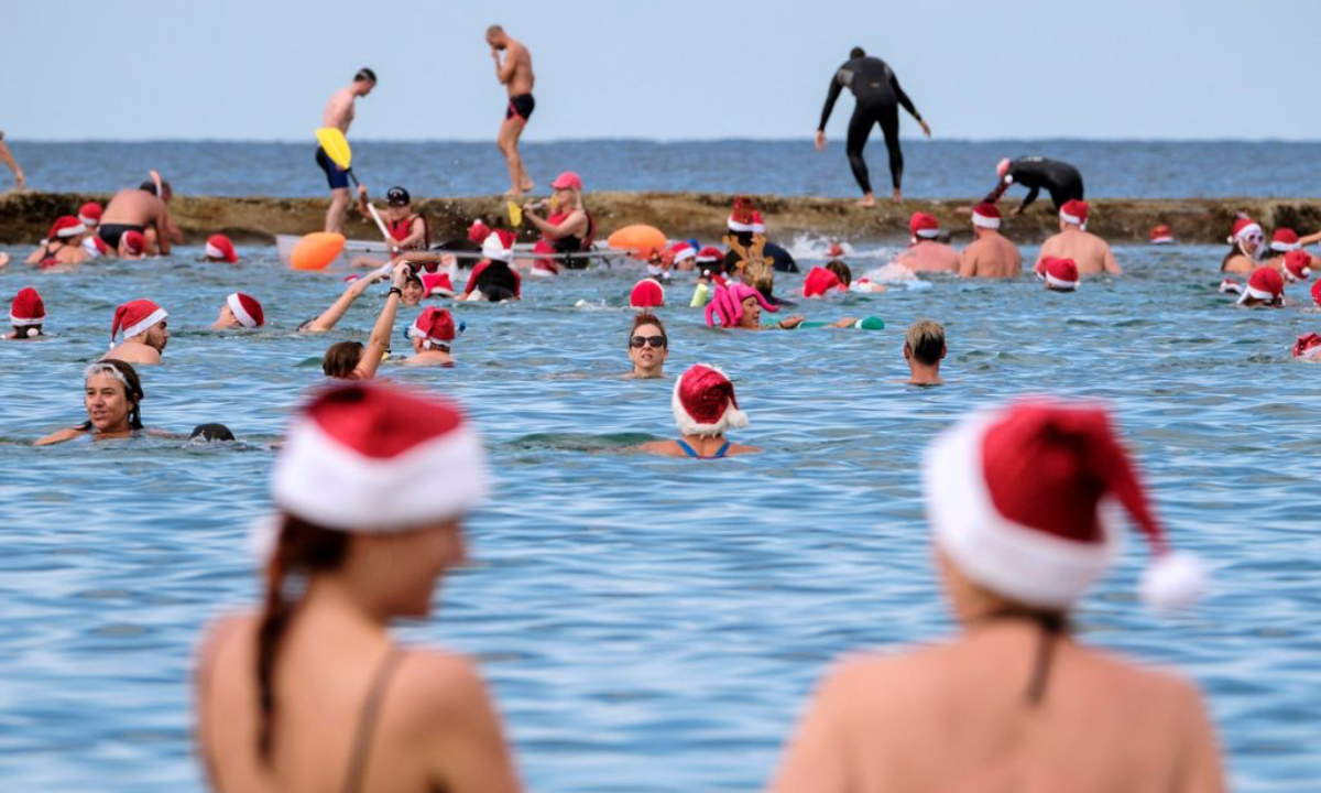 Gente bañándose en el mar en Canarias