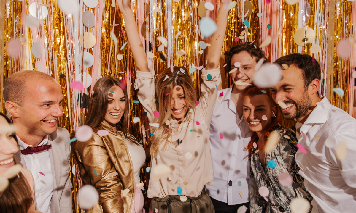 Freundesgruppe feiert Silvester und Konfetti