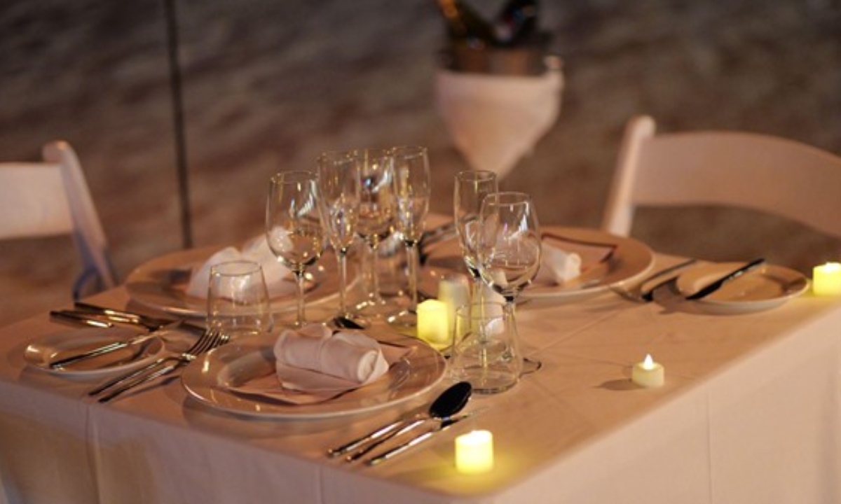 Mesa preparada para cena romántica