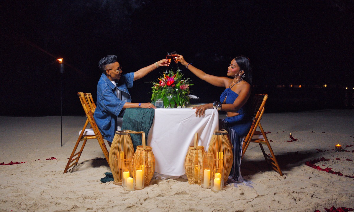 Paar isst am Strand zu abend