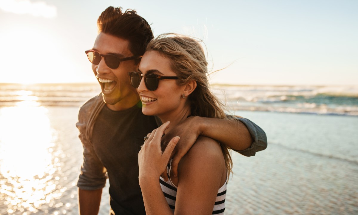 Pareja pasándoselo bien junto al mar en su escapada en pareja en La Palma