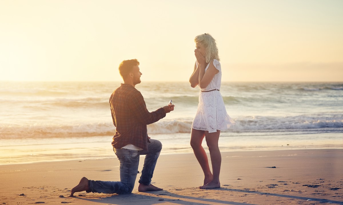 Una pedida de mano en la playa al atardecer