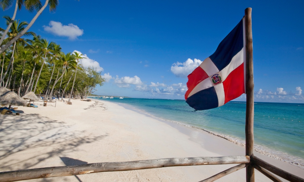 Mujer corriendo por la orilla en bañador
