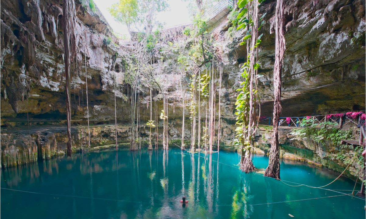 Guirnalda de papel de colores colgada en fachada de iglesia