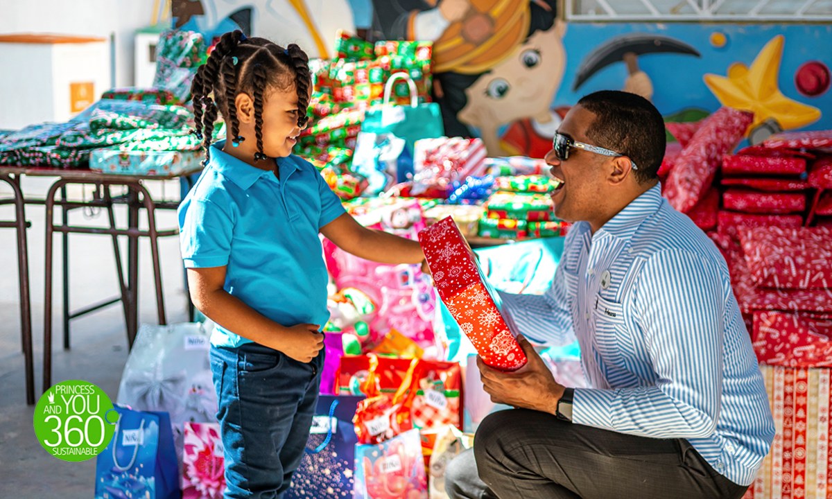 Hombre entregando regalo envuelto a niña