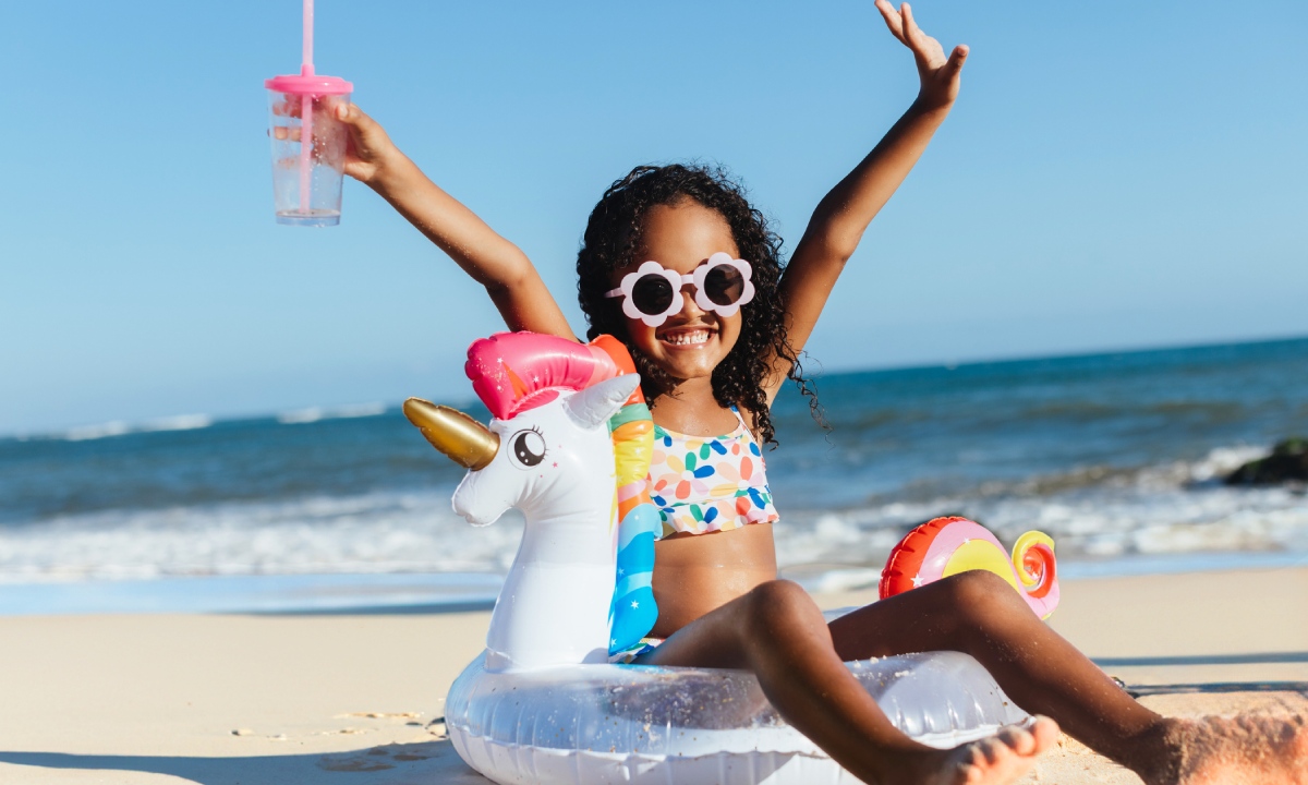 Mujer sobre hamaca en playa