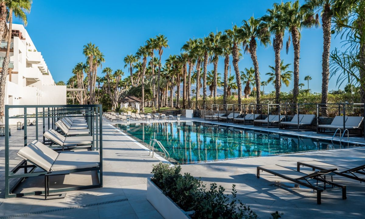 Piscina solo adultos zona de solarium con hamacas y camas balinesas (cargo adicional)