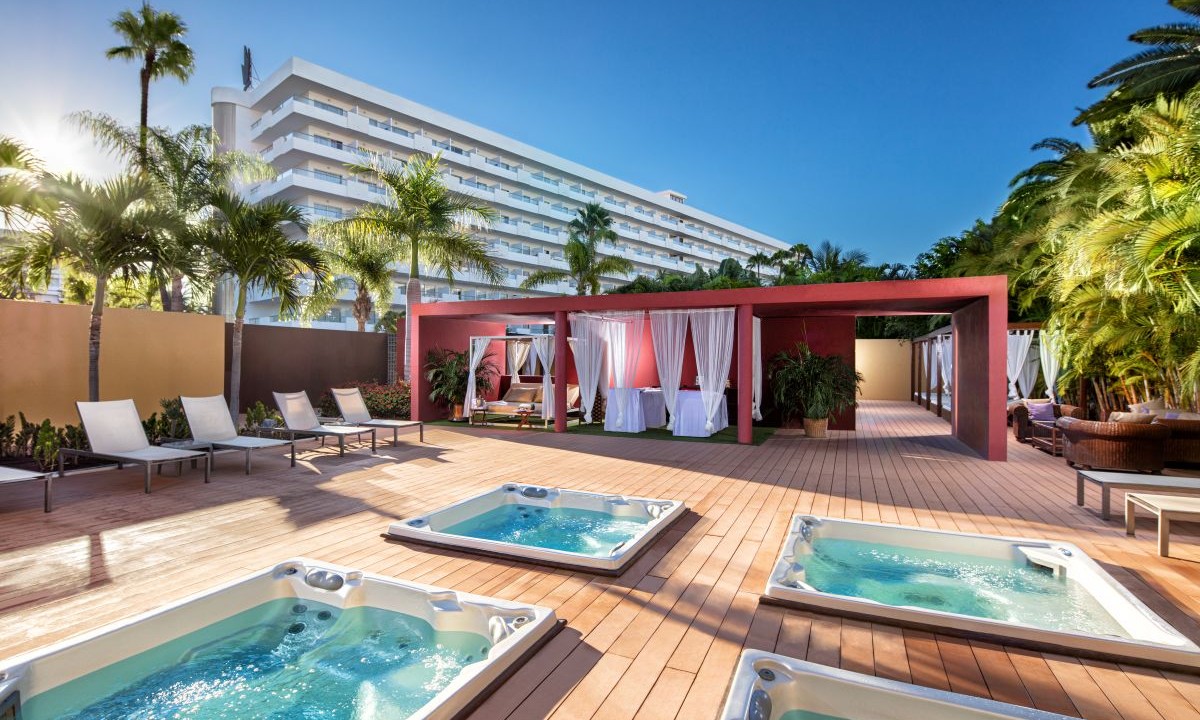 Area wellness con jacuzzis y camas balinesas en hotel Gran Canaria Princess