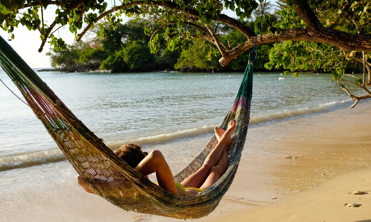 Mujer en tumbona junto a la orilla