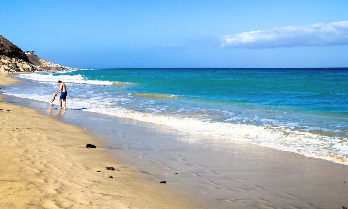 Padre e hijo en la playa de Esquinzo-Butihondo, a pocos metros de los hoteles Fuerteventura Princess y Club Jandía Princess