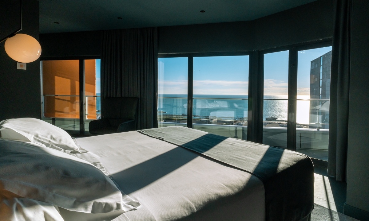 Room-adjacent rooftop swimming pool