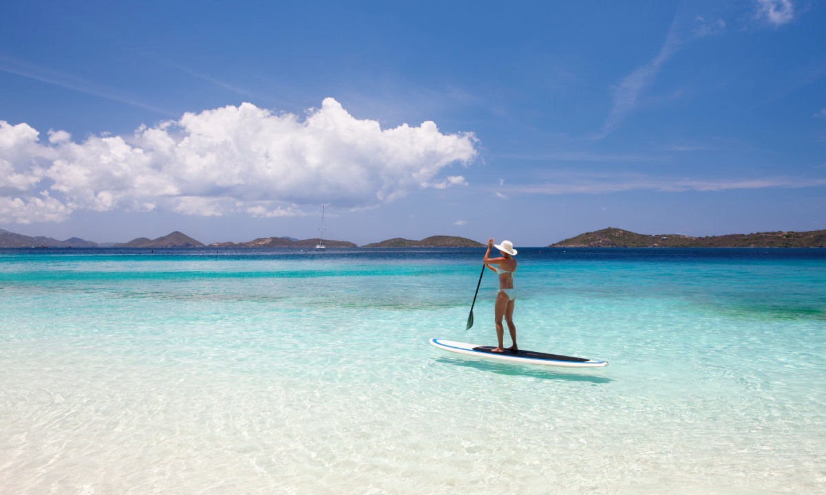 Frau beim Paddel-Surfen