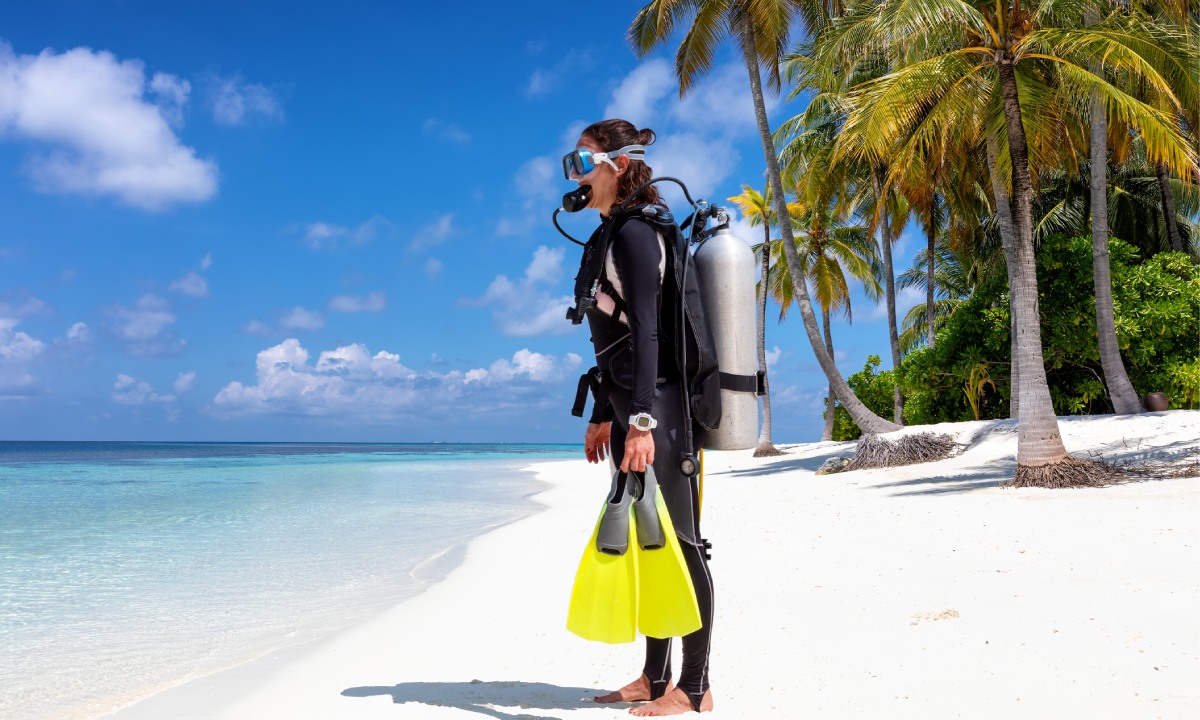 Frau in Taucheranzug am Strand