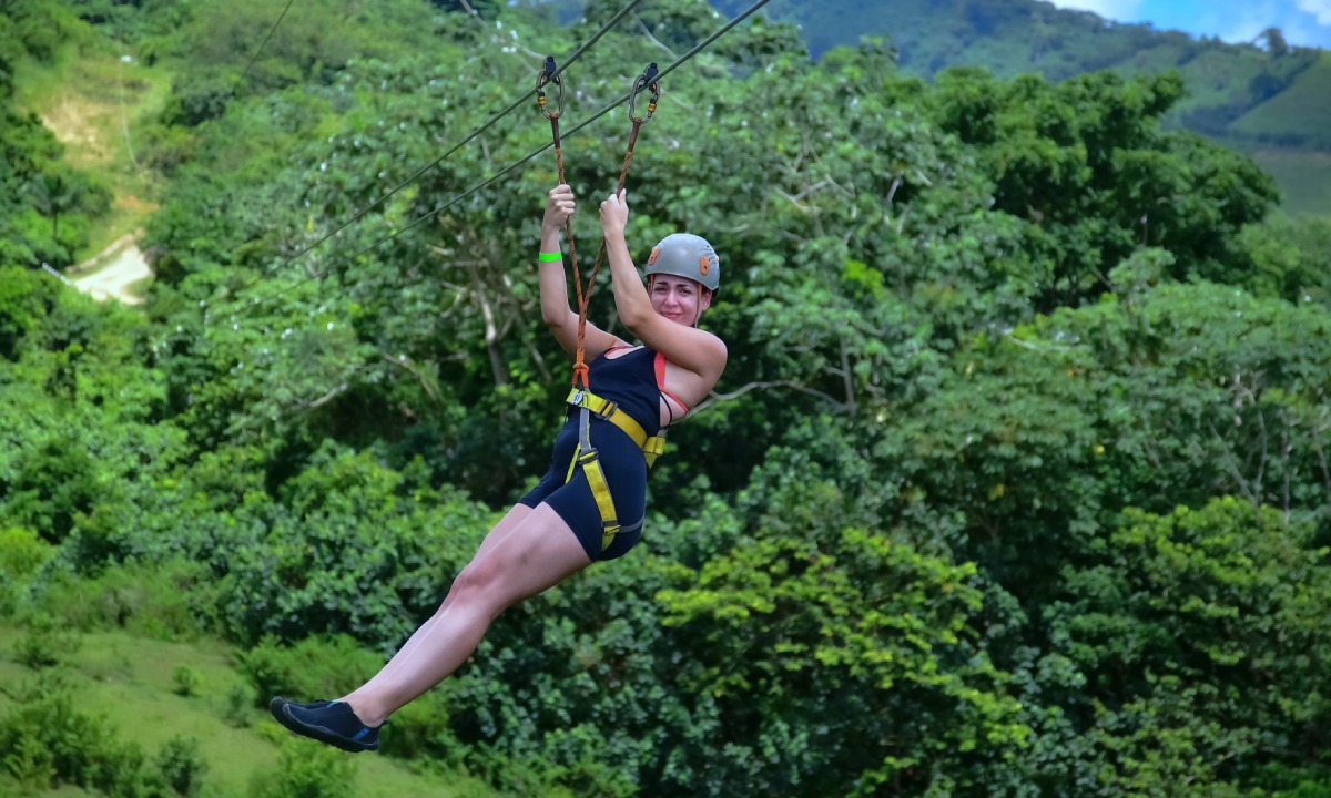 Frau auf Seilrutsche im Bávaro Adventure Park