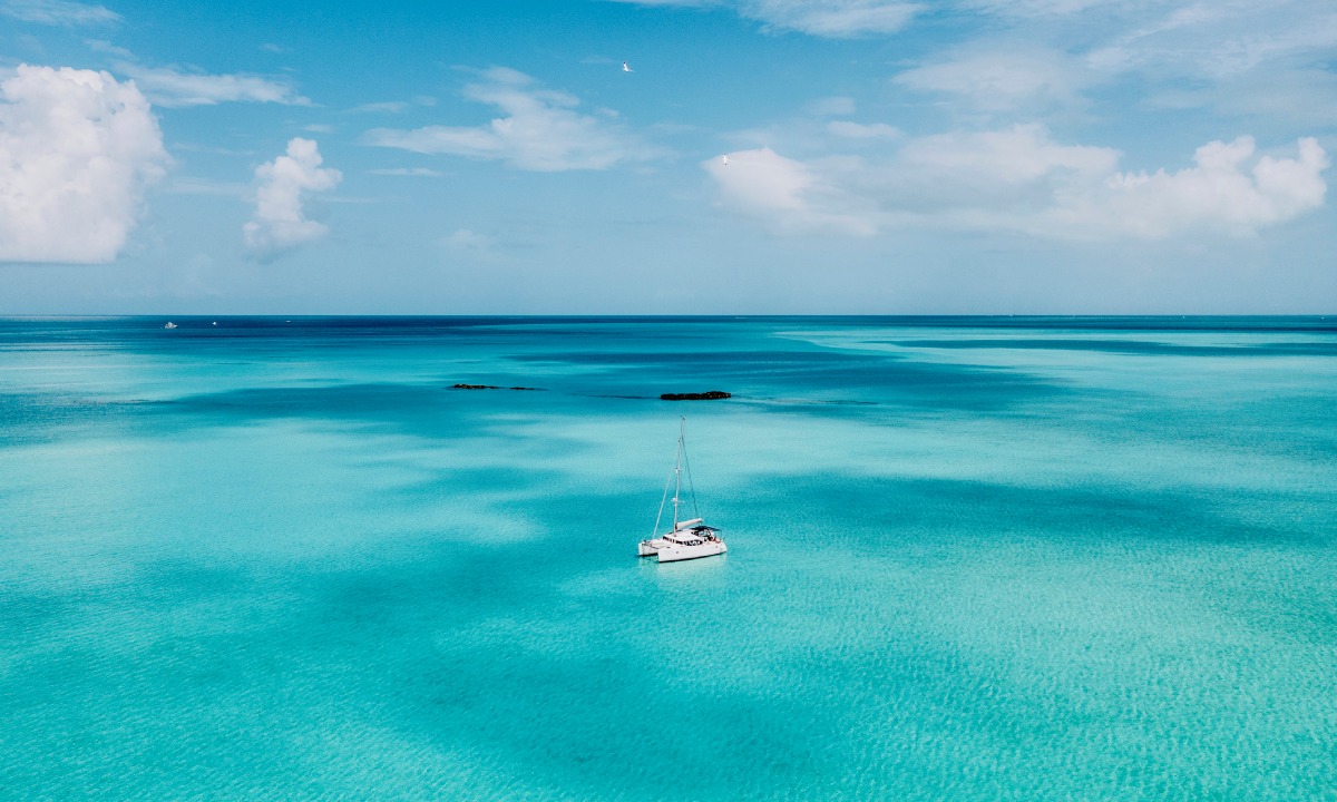 Boot auf dem Meer vor der Isla Catalina