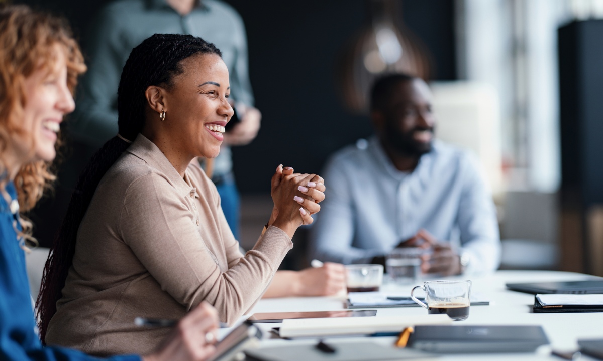 Personen um einen Tisch bei einem Geschäftstreffen 