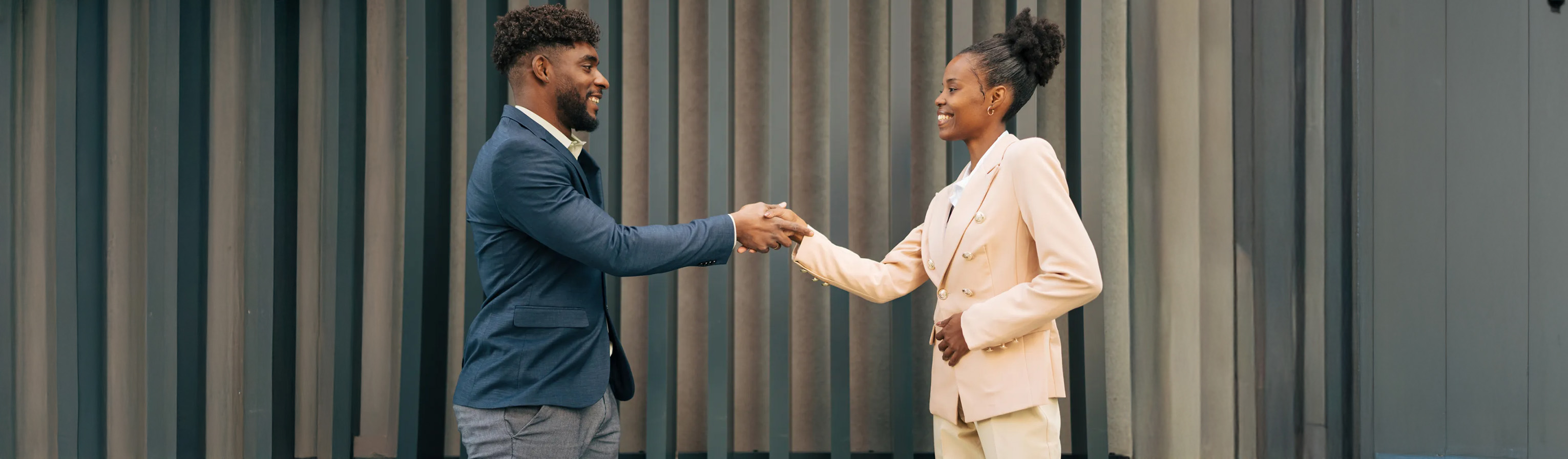 Mann und Frau schütteln sich die Hände 