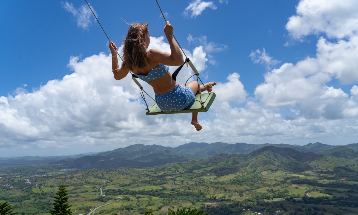 Mujer subida en columpio en Montaña Redonda