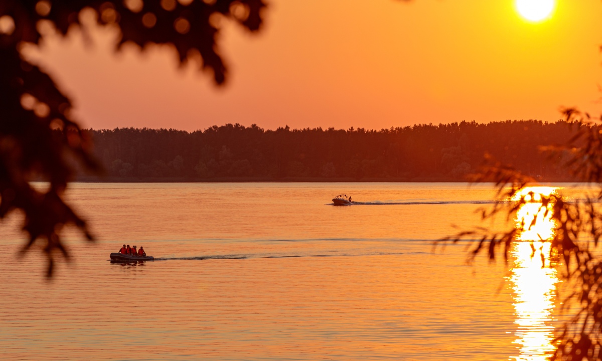 Barcos navegando por Laguna de Nichupté al atardecer