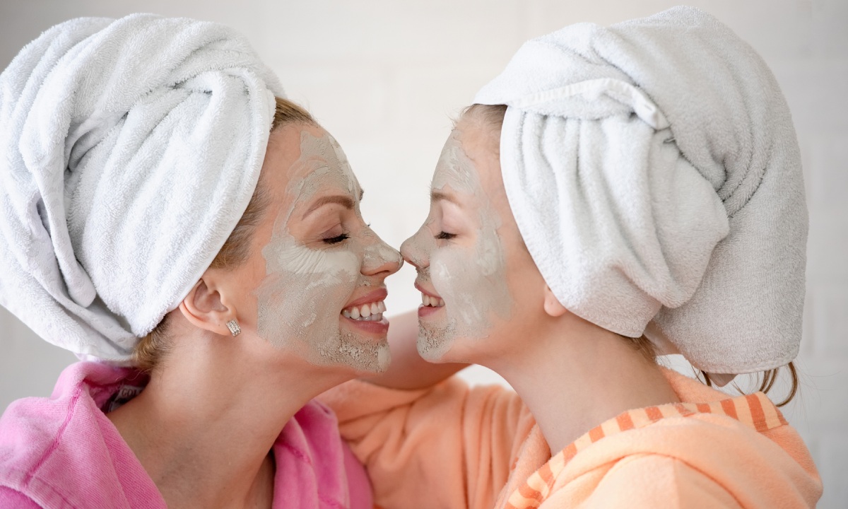 Madre e hija con mascarilla facial