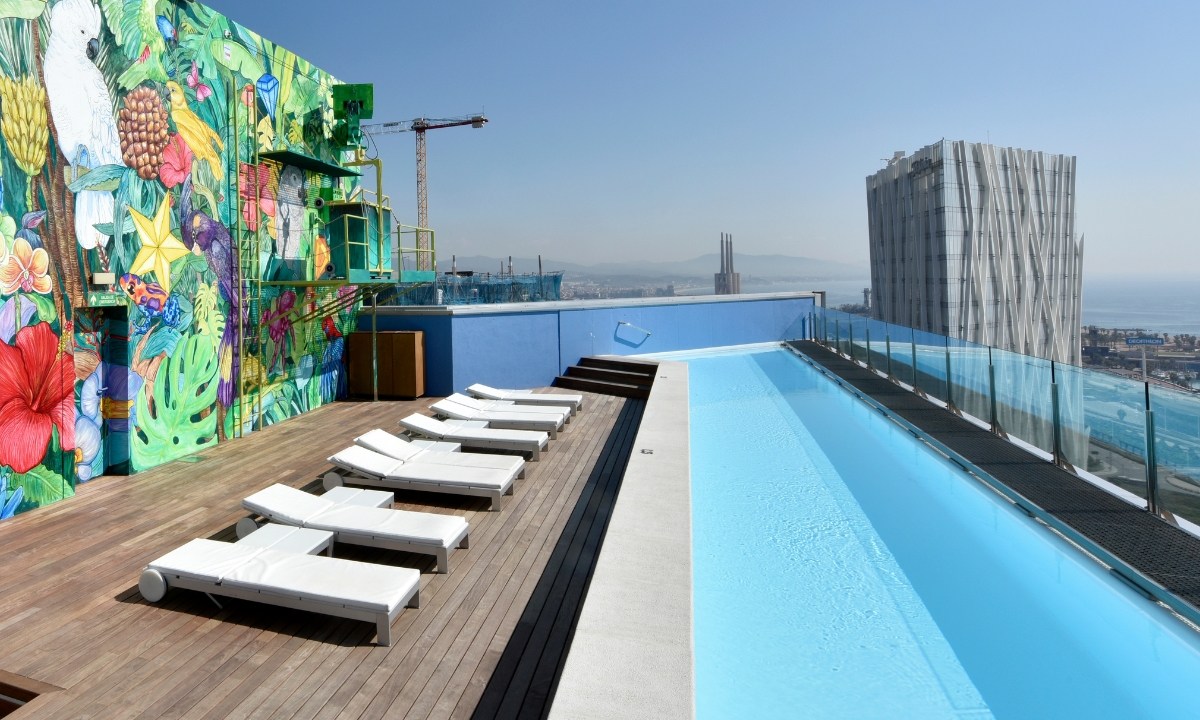 Piscina infinity con vistas en Hotel Princess Barcelona