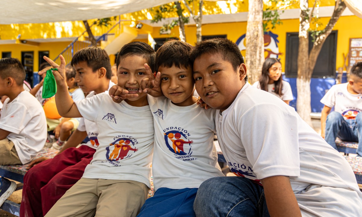 Niños posando y sonriendo a cámara
