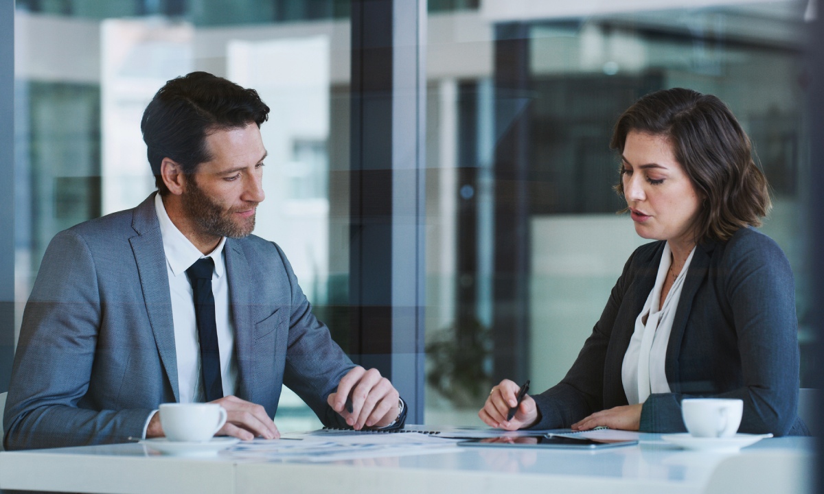 Hombre y mujer en reunión de negocios