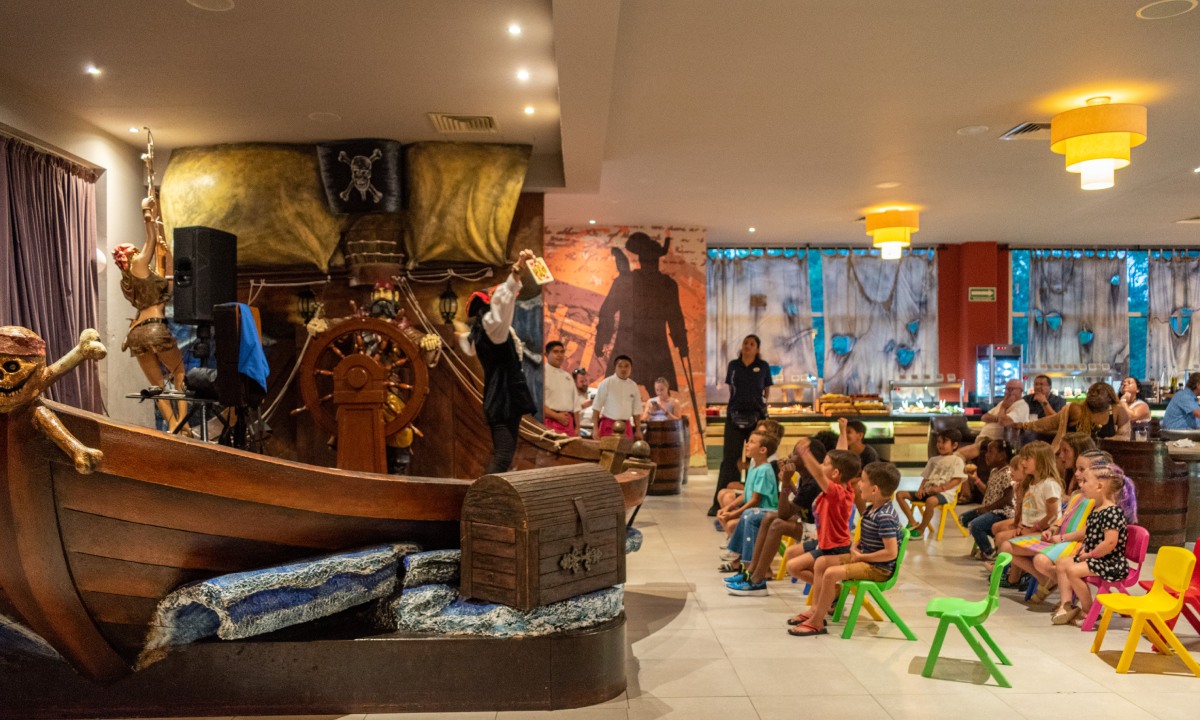 Children and a pirate entertainer at the Princess Family Club Riviera Kids’ Club