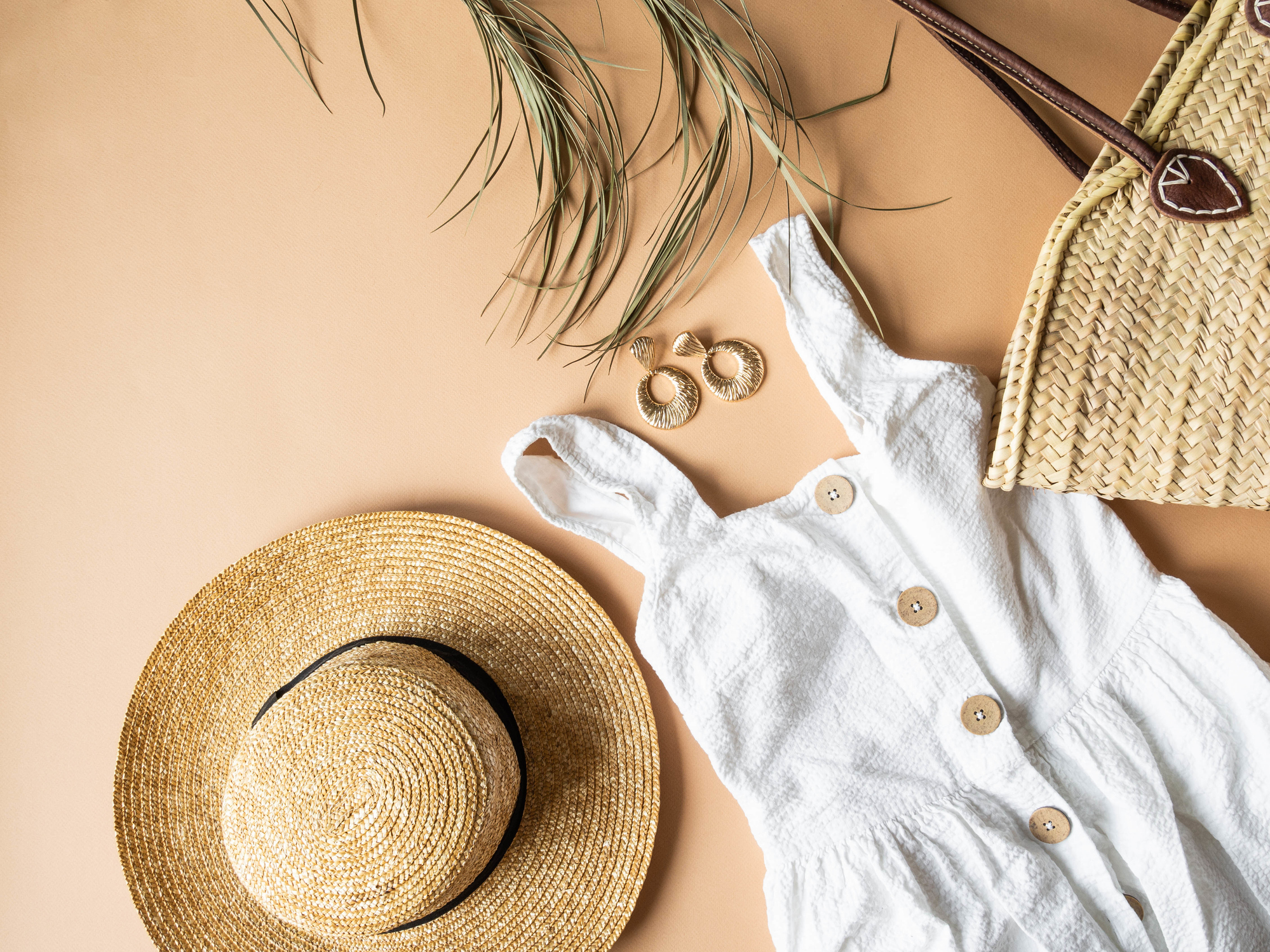 Vestido, bolso de playa y sombrero de paja
