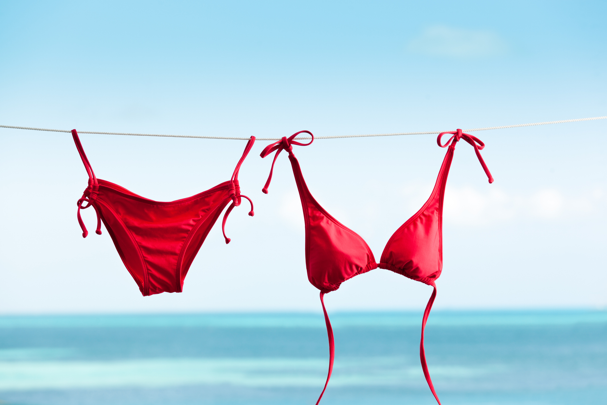 Bikini rojo tendido