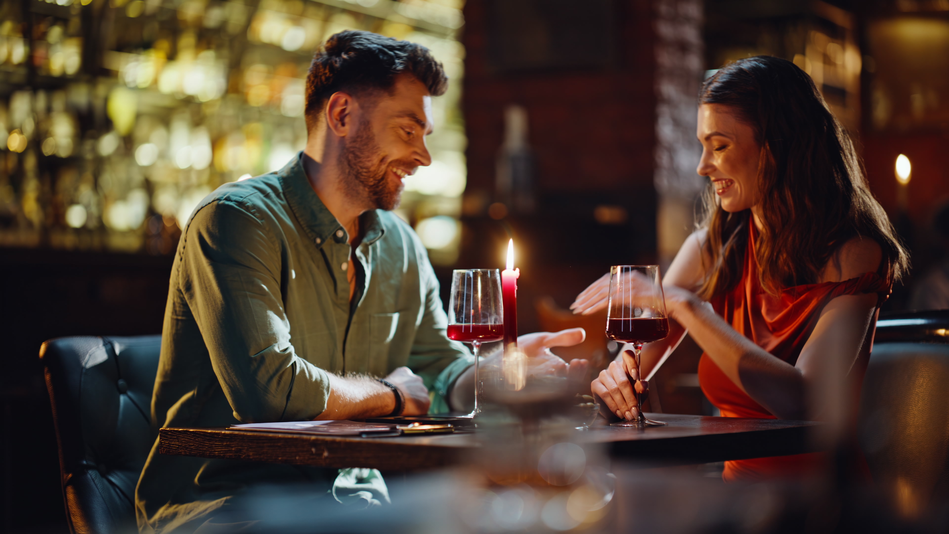 Pareja cenando a la luz de las velas