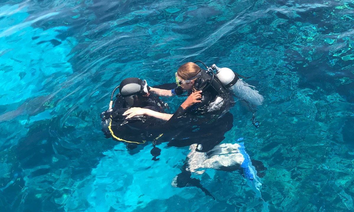 Zwei Personen beim Tauchen in kristallklarem Wasser