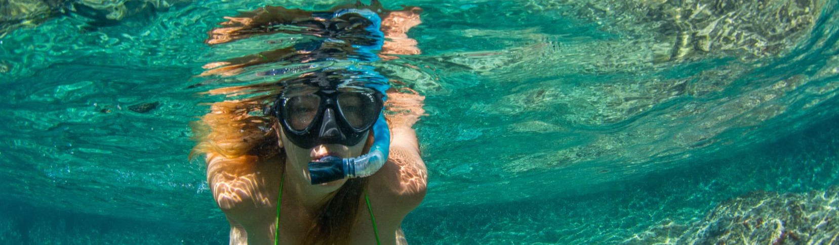 Frau beim Schnorcheln im Meer vor der Küste La Palmas