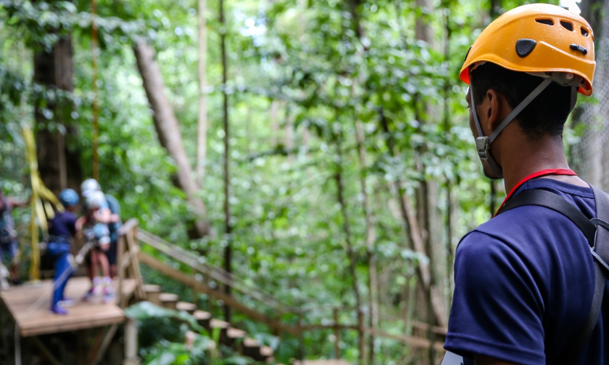 Hombre en tirolina de Jamwest Adventure Park