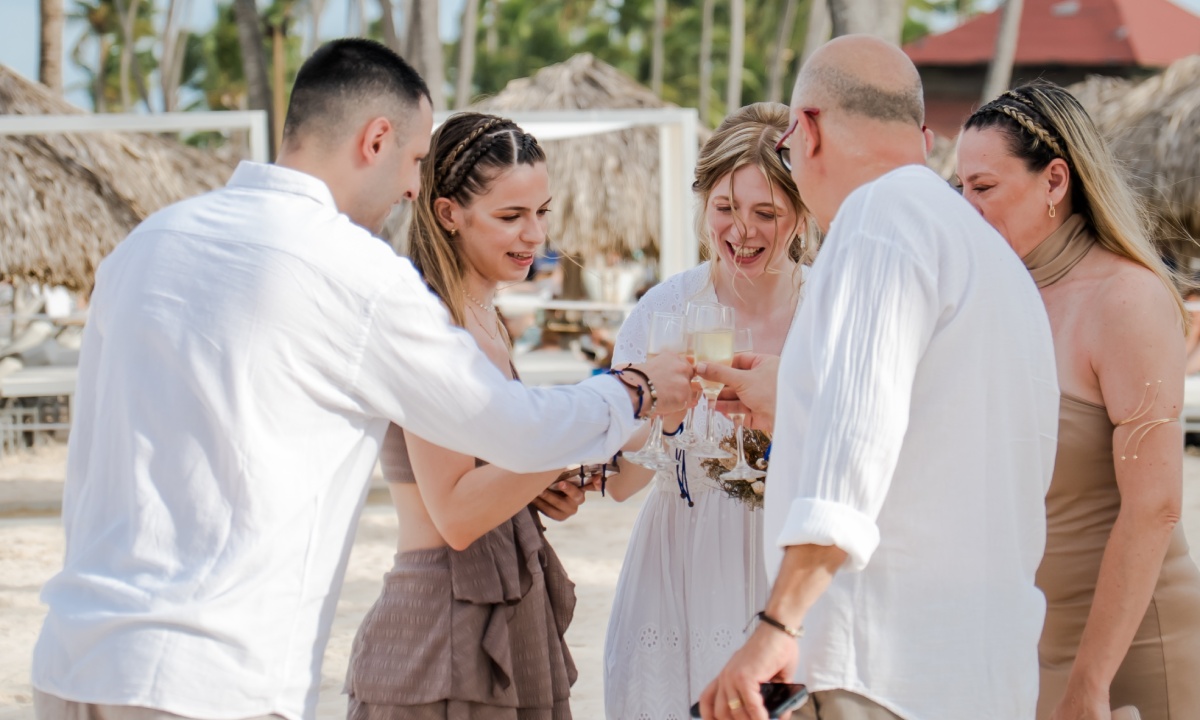 Brautpaar und Familie stoßen beim Begrüßungscocktail an