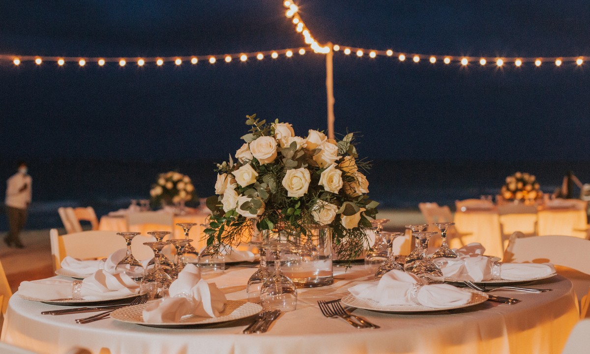 Gedeckter Tisch mit Blumengesteck für die Hochzeit