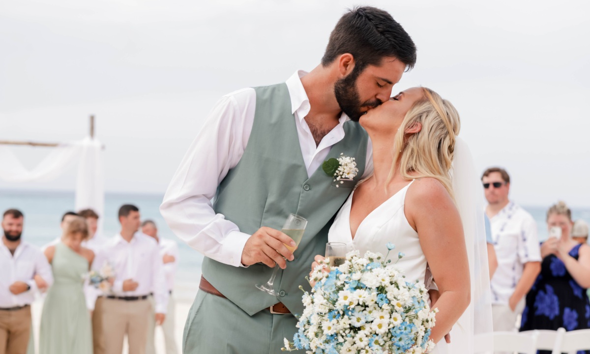 Verheiratetes Paar küsst sich auf der Hochzeit