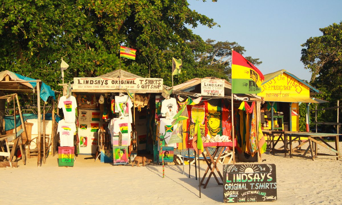 Puestos de camisetas en la playa