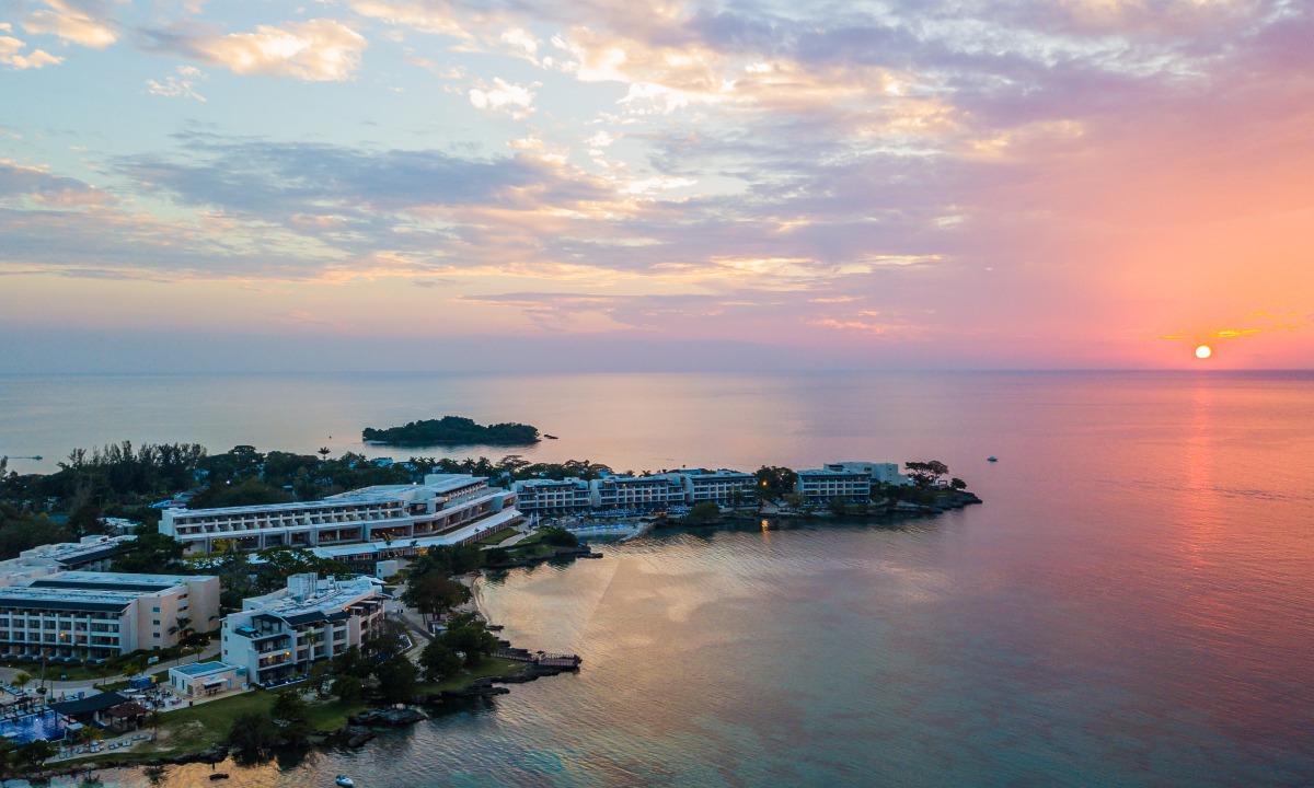 Atardecer en Negril sobre el mar