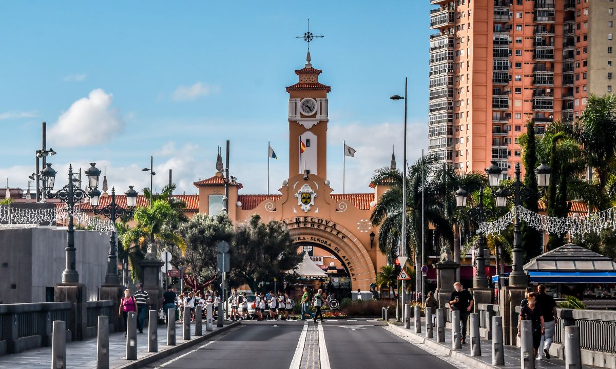 Fachada y torre del reloj del histórico Mercado de La Recova (Nuestra Señora de África) en Tenerife.