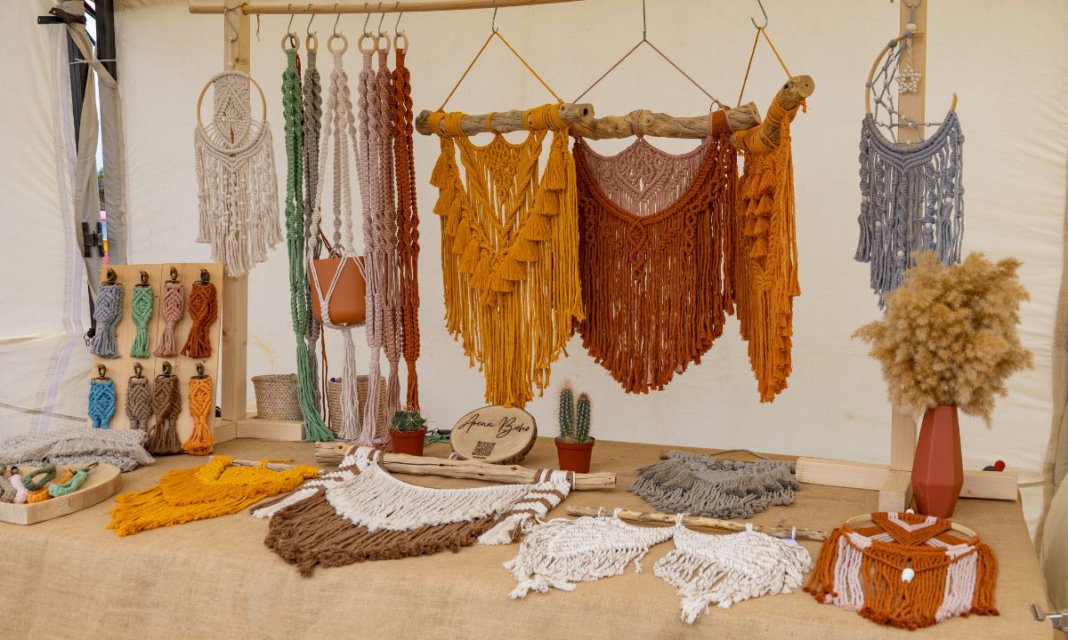 Puesto de artesanía y decoración de macramé hecho a mano en un mercadillo tradicional de Tenerife.