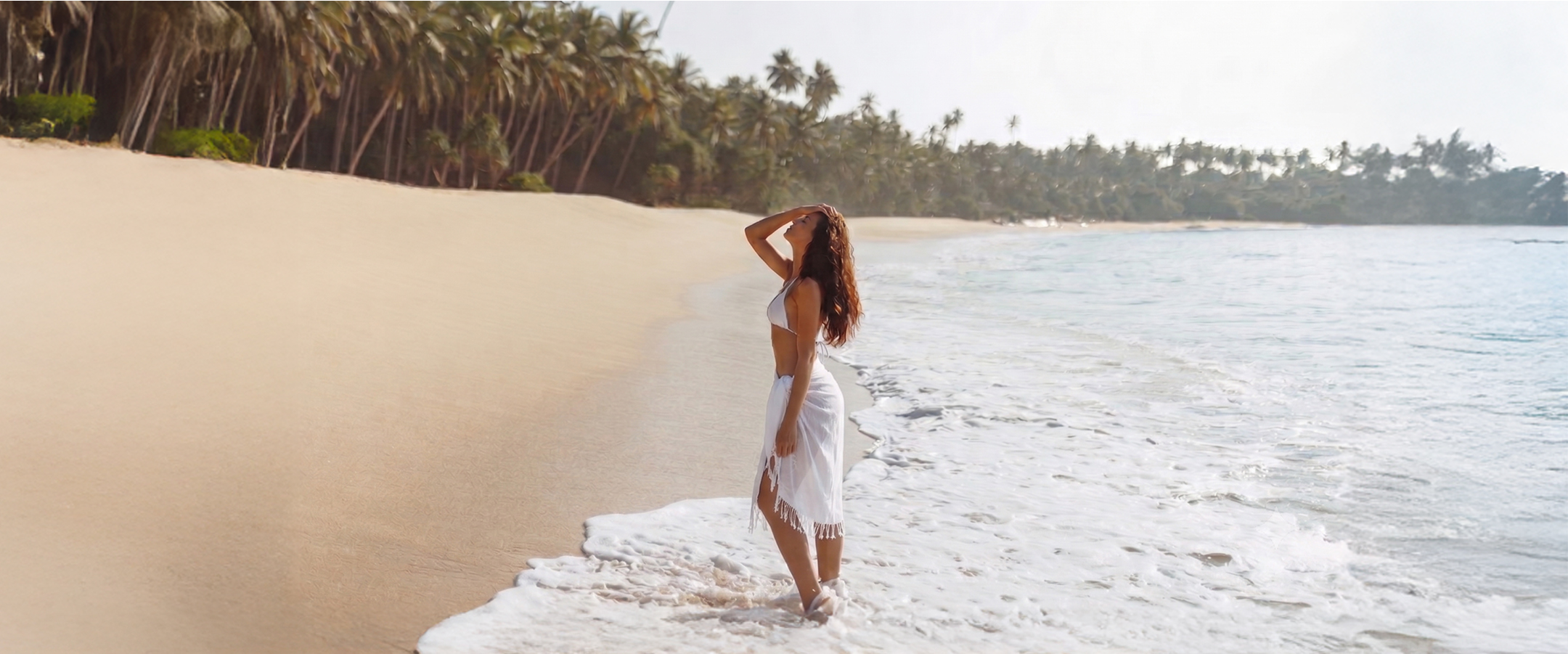 Mujer en la orilla de playa