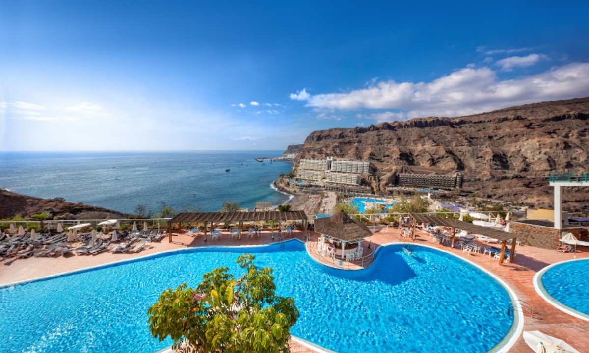 Piscina infinita con vistas panorámicas al océano Atlántico y los acantilados en el hotel Mogán Princess de Gran Canaria.